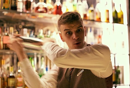 Bartenders at work by Infosbar : Le CV Express de Louness Ducos