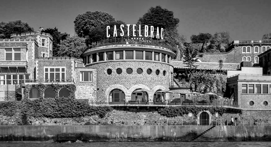 L'imposant hôtel Castelbrac face à l'océan © Site officiel