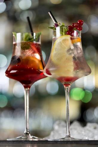 Cocktail "Crown Sangria" // © Page Facebook Park Hyatt Paris-Vendôme